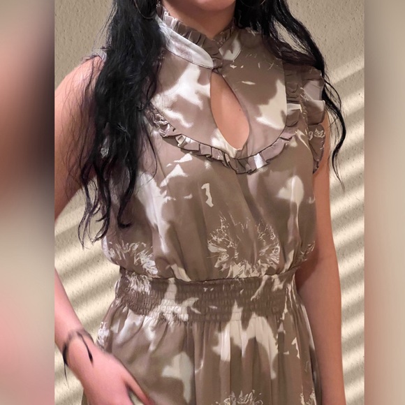 Jonathan Martin Sleeves Floral Dress with Ruffled Keyhole Neckline - Picture 6 of 9